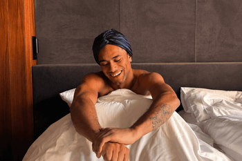 Bonnet de nuit homme : un indispensable de plus en plus adopté - NUITE®