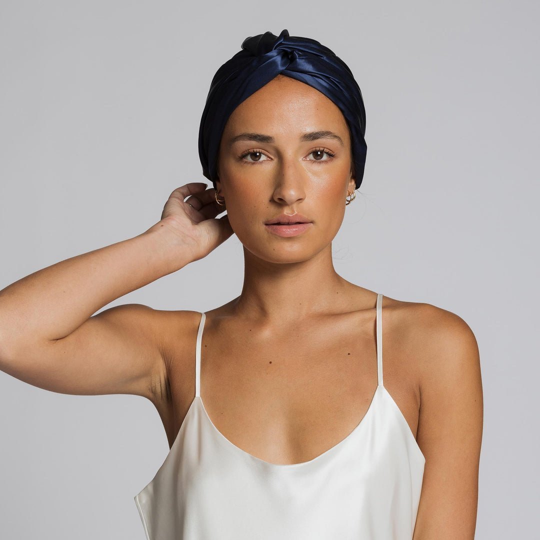Bonnet en satin : est-il en polyester ? La vérité [2026] - NUITE®