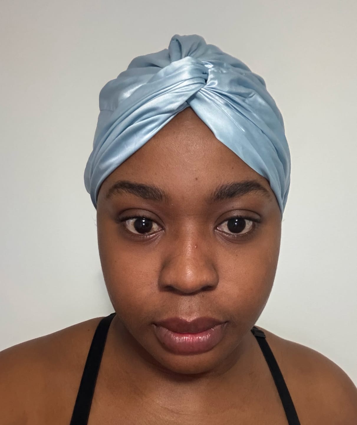 Bonnet en satin : solution anti-chute ou risque caché ? - NUITE®
