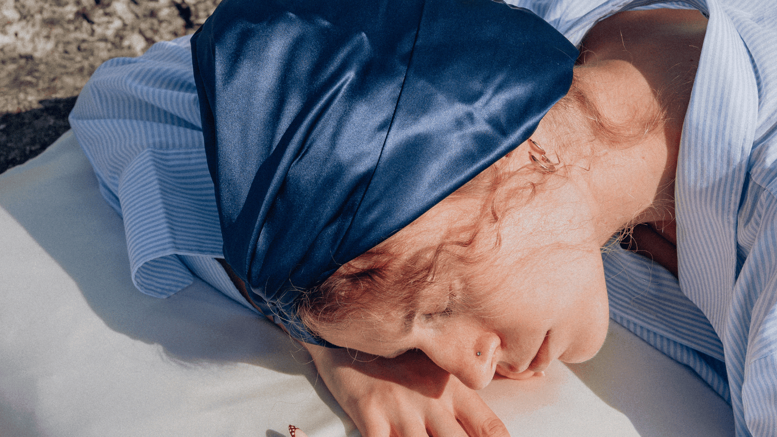 Cheveux bouclés : pourquoi dormir avec un turban en satin ? - NUITE®