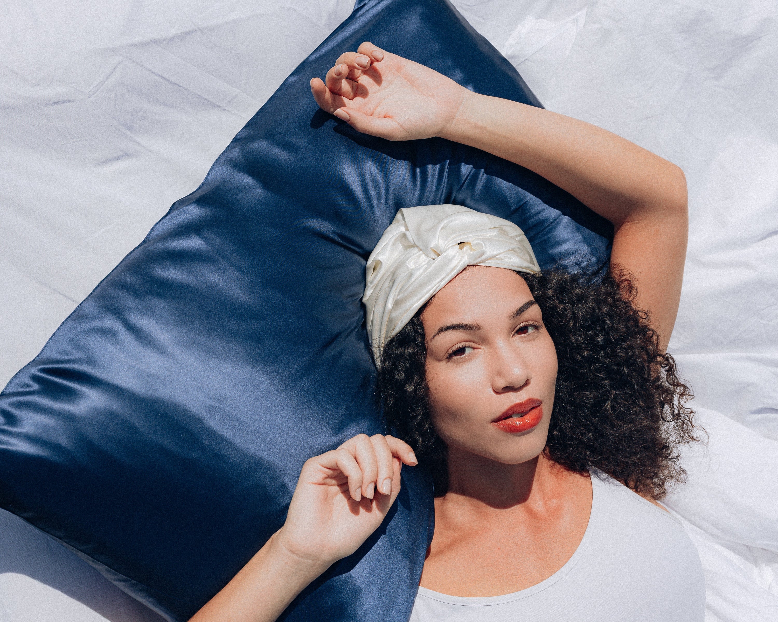 Dormir avec un bonnet fait-il pousser les cheveux : la vérité - NUITE®