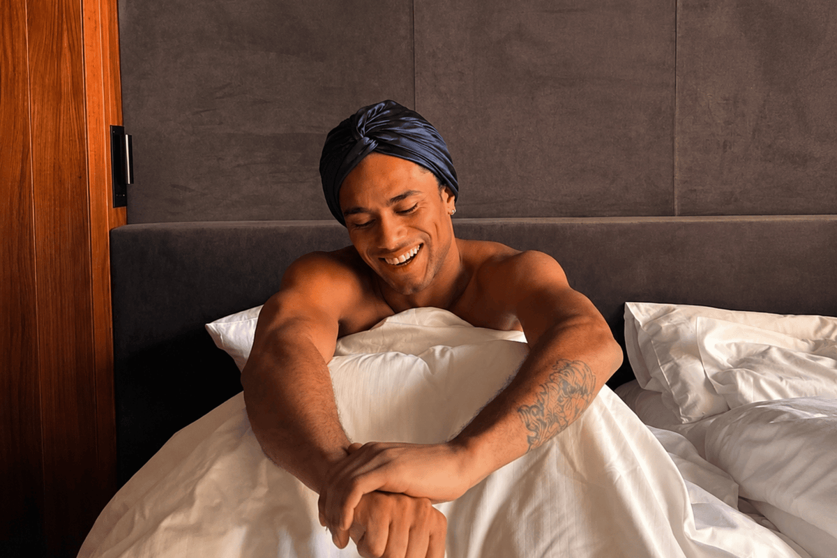 Homme afro avec bonnet en soie