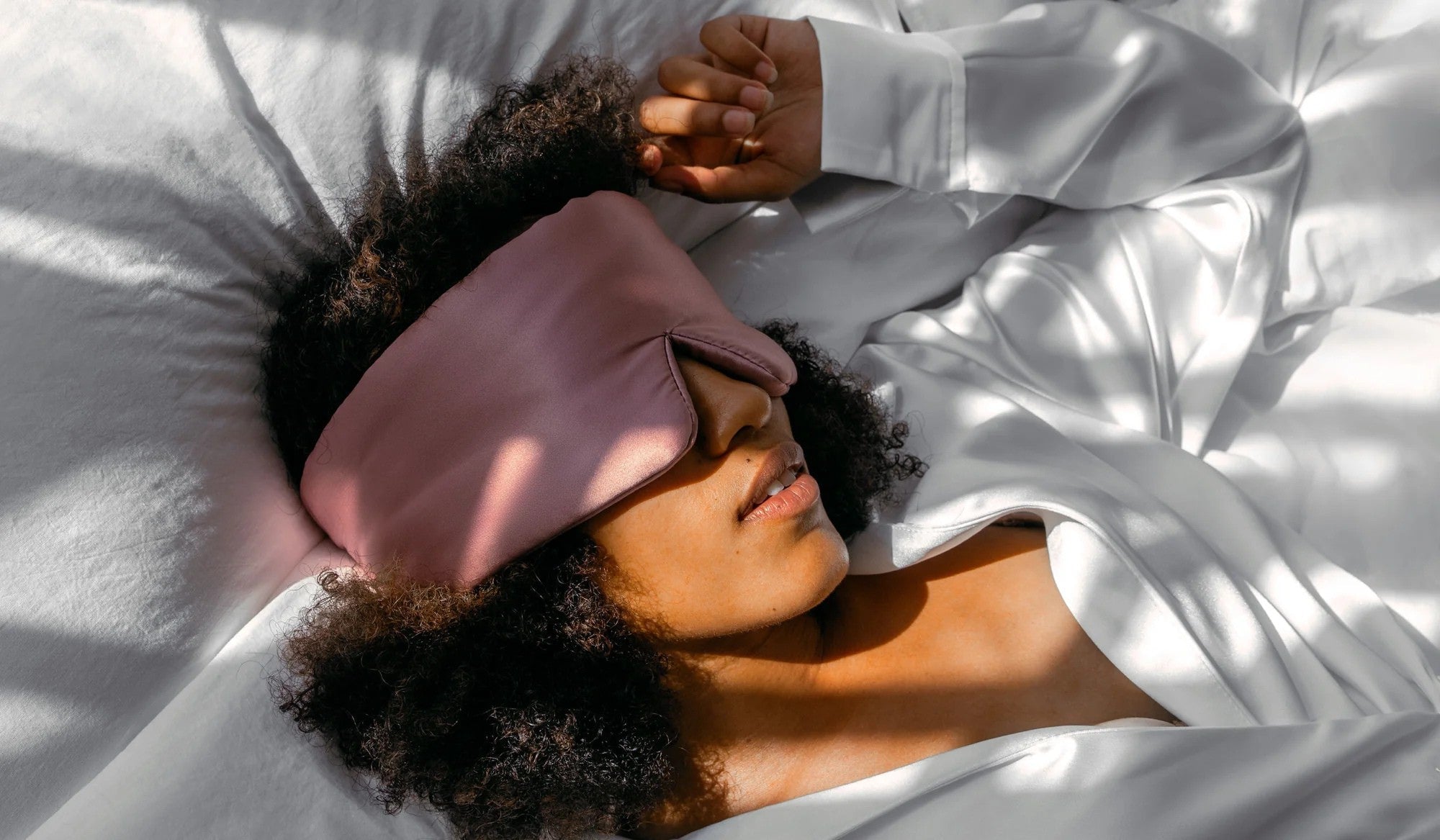 Pourquoi choisir un masque de nuit en soie ? Bienfaits, conseils et avis - NUITE®
