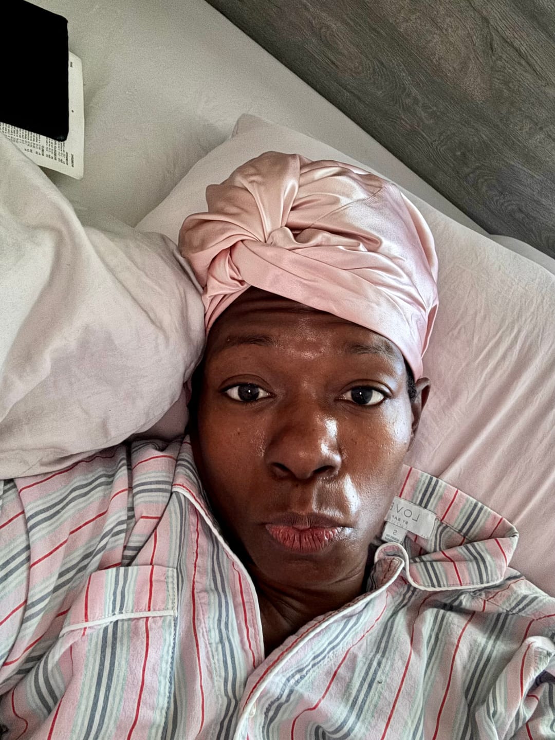 Pourquoi dormir avec un bonnet en satin sauve vos cheveux - NUITE®