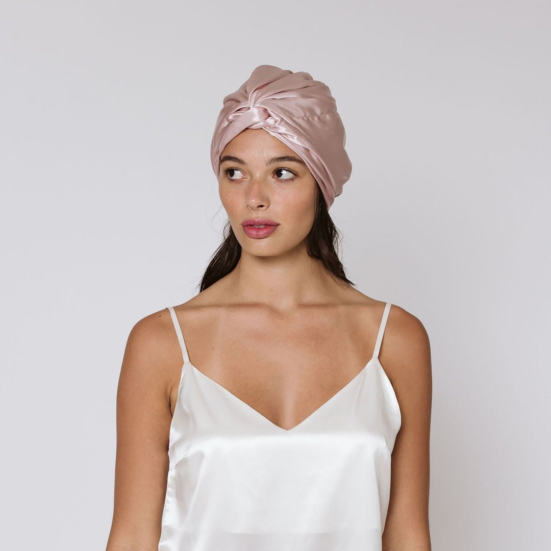Turban en satin : l'alternative parfaite au bonnet de nuit - NUITE®