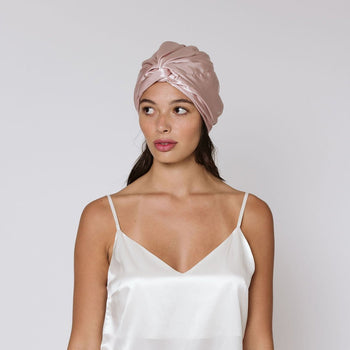 Turban en satin : l'alternative parfaite au bonnet de nuit - NUITE®